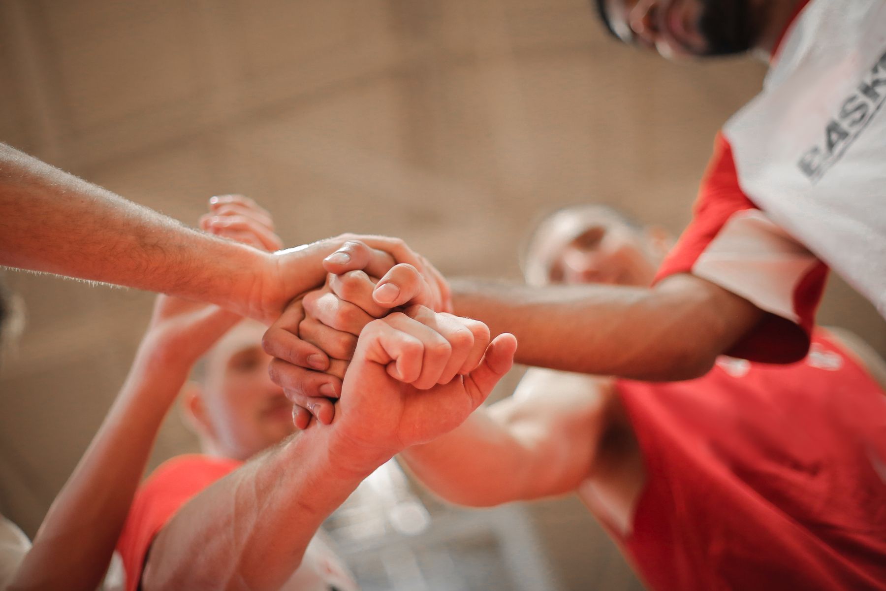 Basketbol takımı huddle’da ellerini birleştiriyor